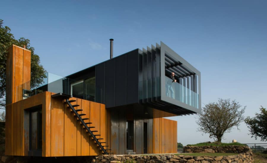 由Patrick Bradley建筑事务所设计的黑色和棕色集装箱住宅