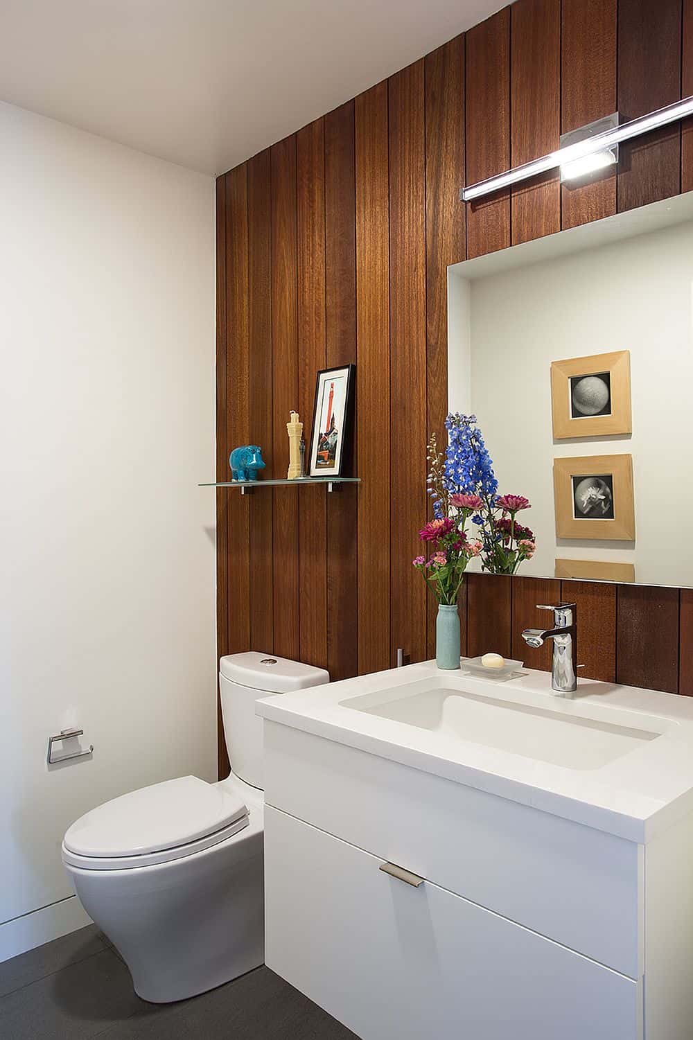 In the bathroom Mahogany wood panels contrast with white furnishings