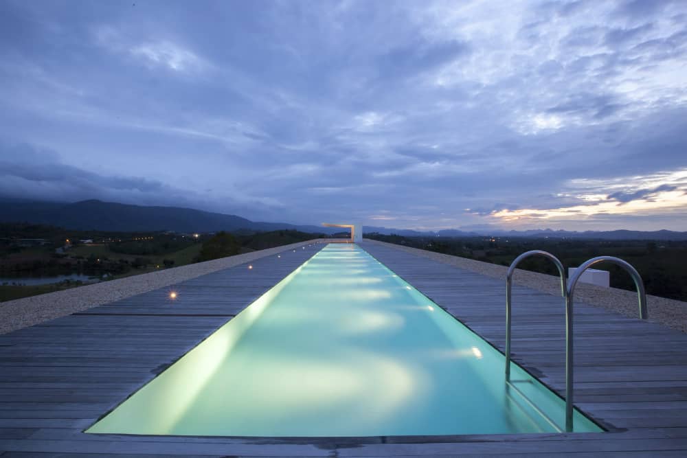 Weekend House with a pool by Shinichi Ogawa & Associates