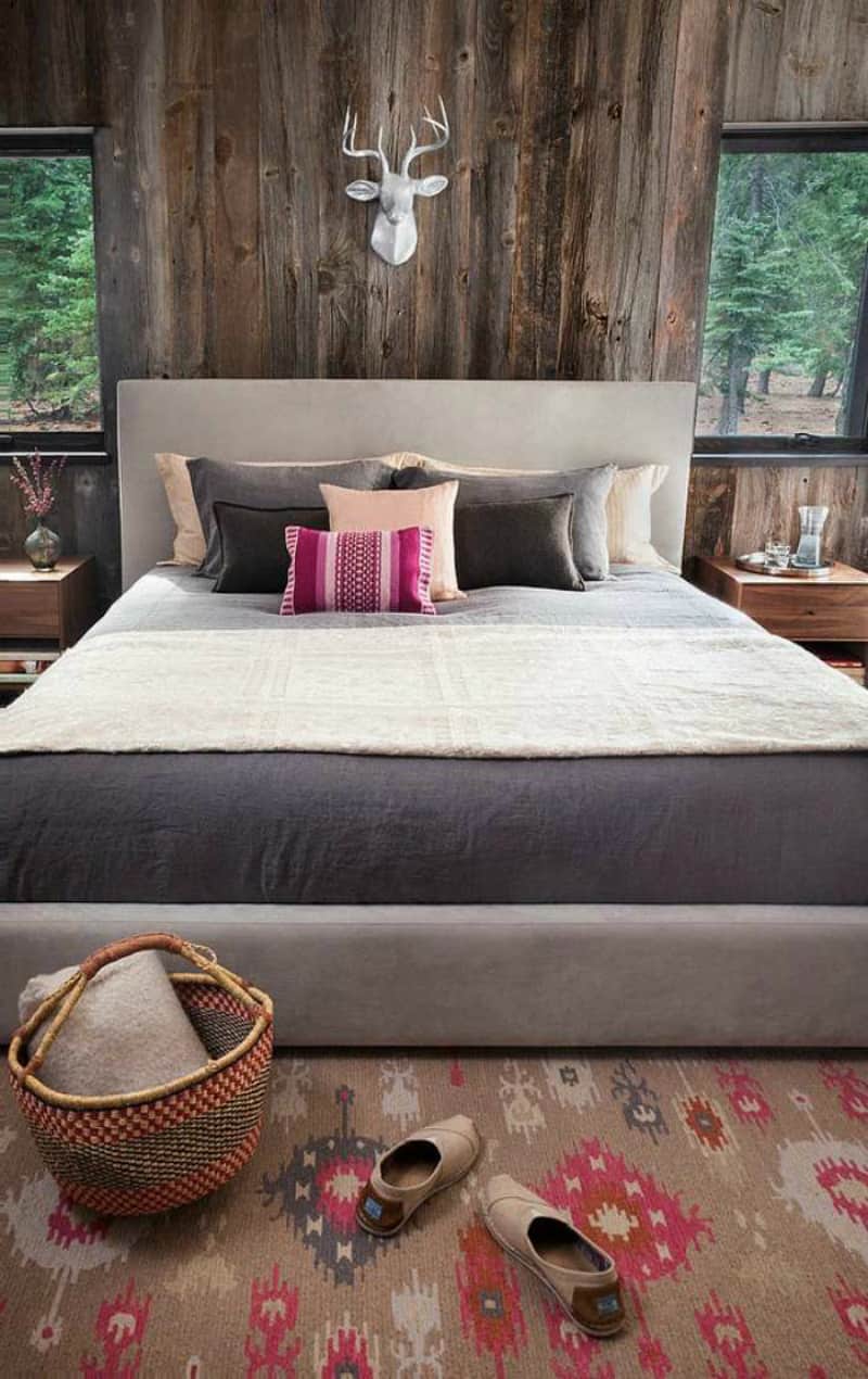 Cabin-style bedroom by Chelsea Sachs