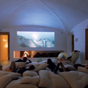 Home theatre in basement 285x285 Bright Basement Remodelling Ideas