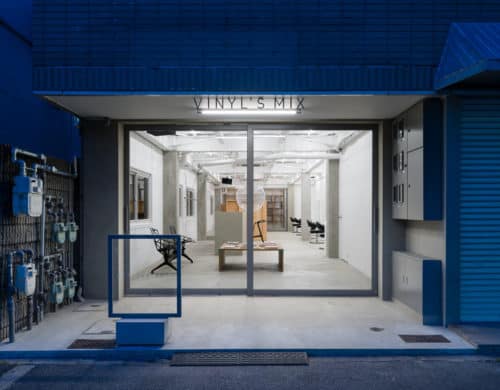 Stylish Japanese Hair Salon Made of Concrete and Wood