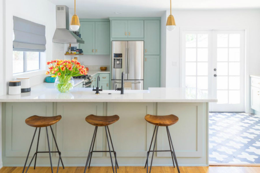 Coastal style kitchen with a peninsula