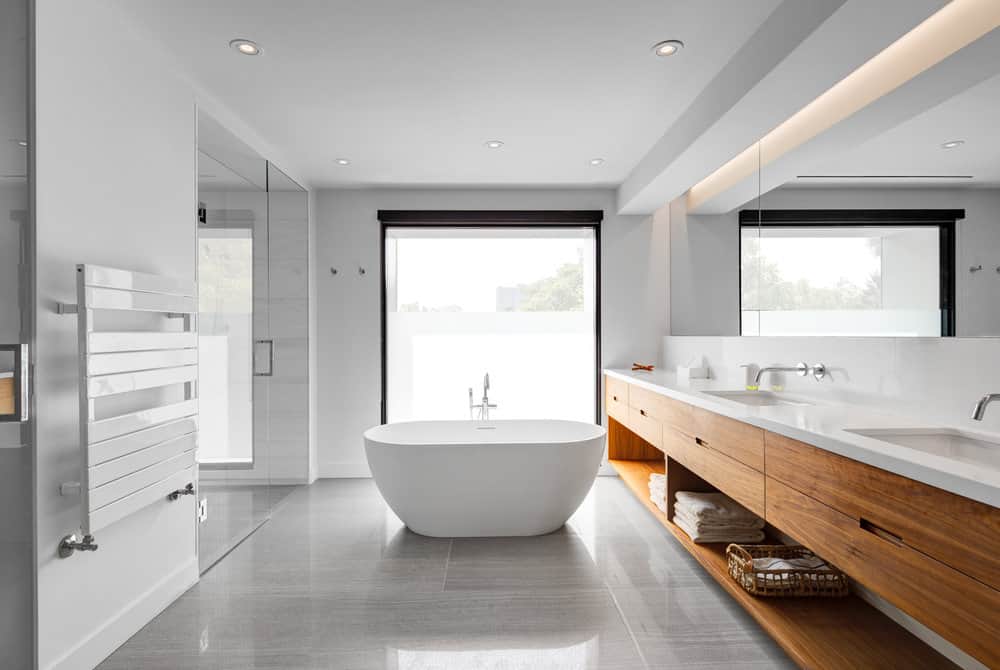 Contemporary bath overlooking outdoors