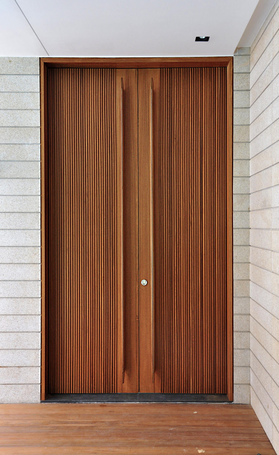 Trend Alert Oversized Front Door Handles   C2 Holland Park By K2LD Architects 900x1466 