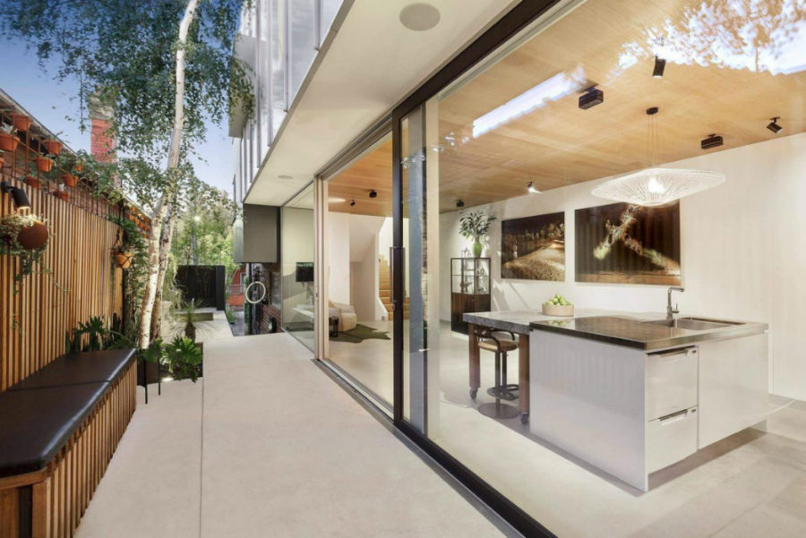 Contemporary Windsor Residence 900x601 This Contemporary Urban House Loves the Outdoors