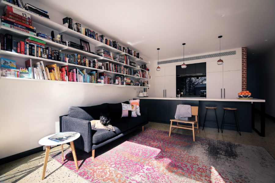 Piso plano aberto combina sala de estar e cozinha