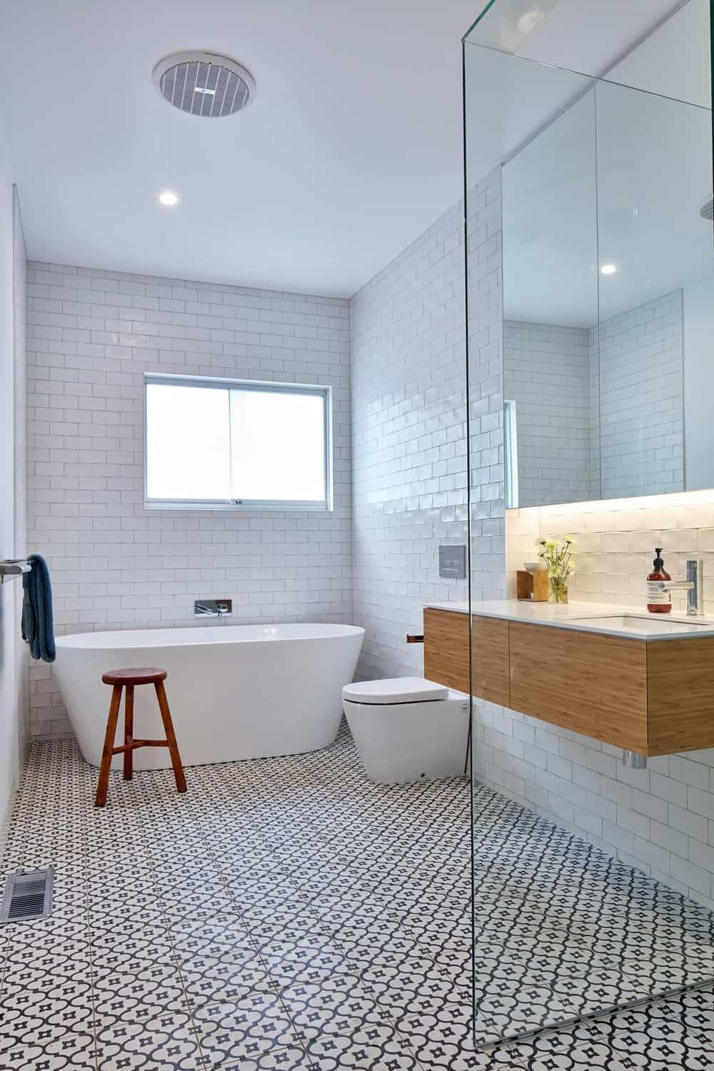 Simple modernist bath looks almost Scandinavian