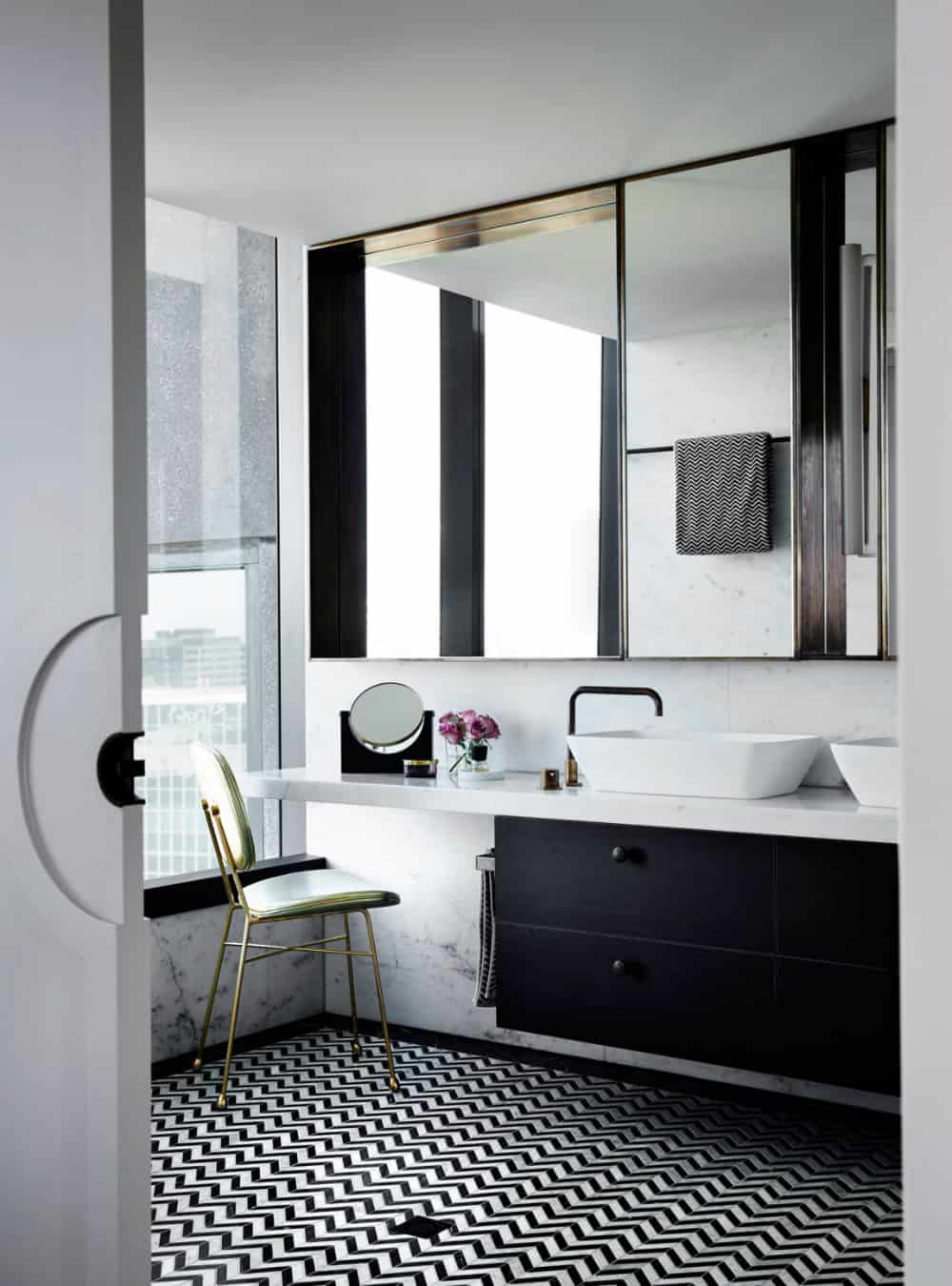 Spacious bathroom in black and white looks dreamy