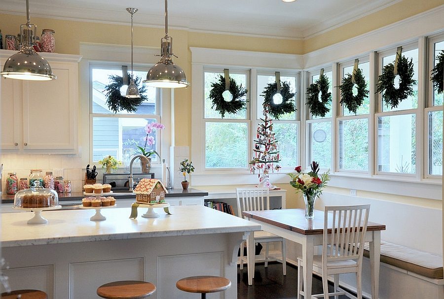 Sophisiticated Christmas Kitchen Decor in Blue and Red!