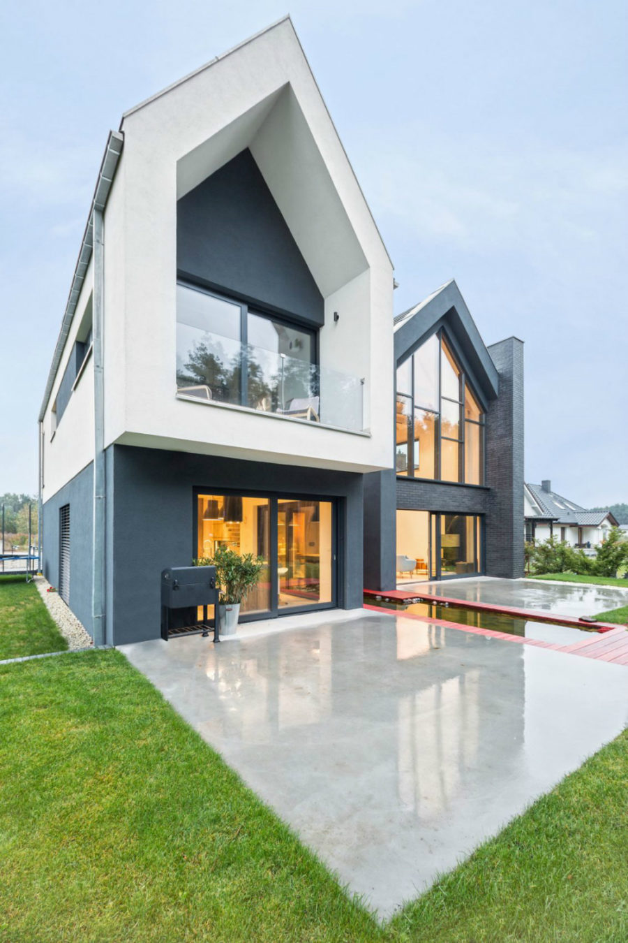 大的斜屋顶框架是当代建筑的特点900x1350波兰当代家庭住宅将给你的想法