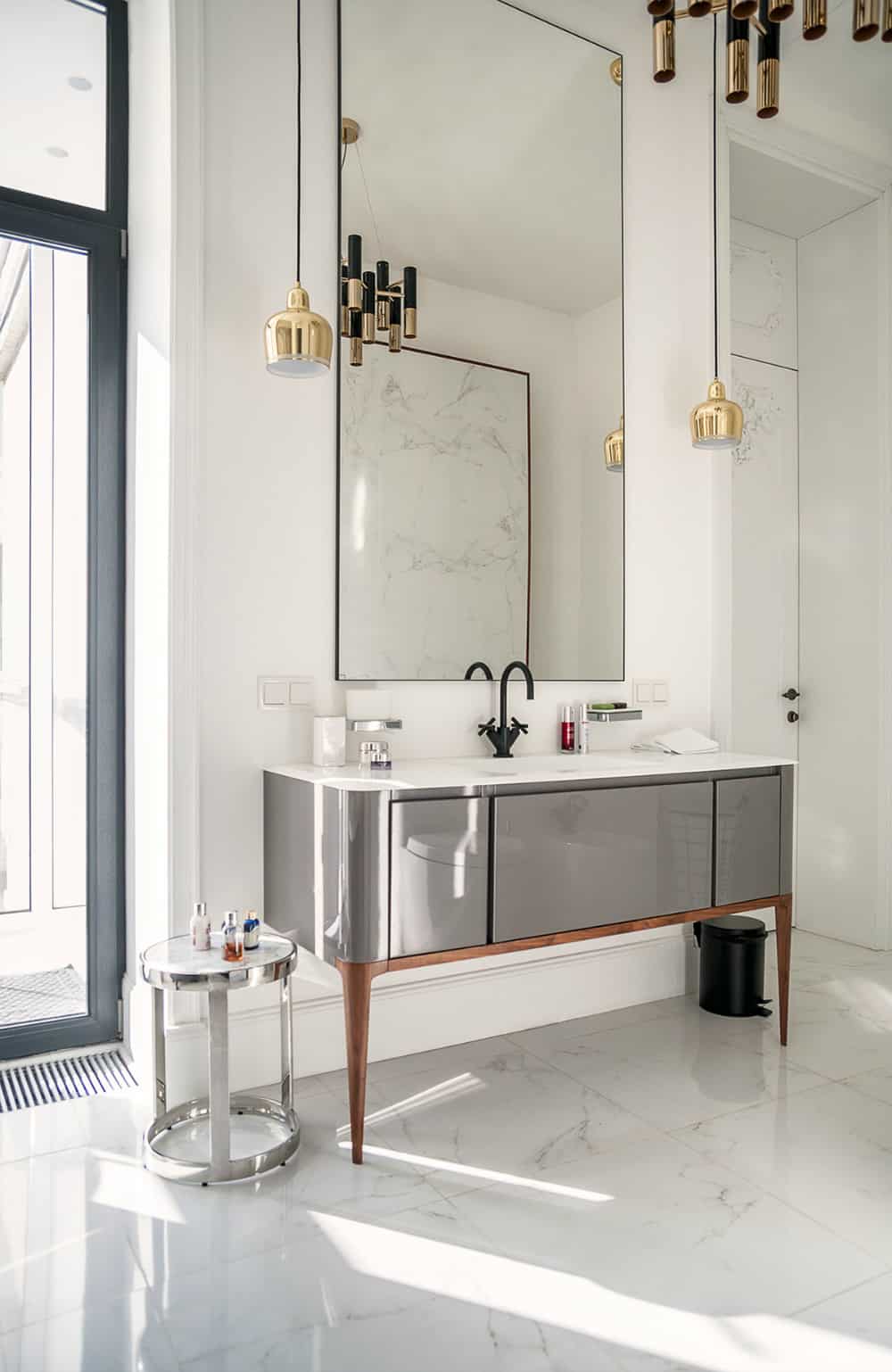 Glossy bathroom vanity gives it an elegant touch