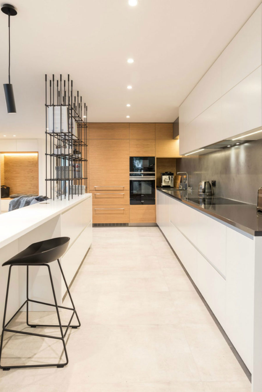 Kitchen and living zone stand separate thanks to the metallic shelving