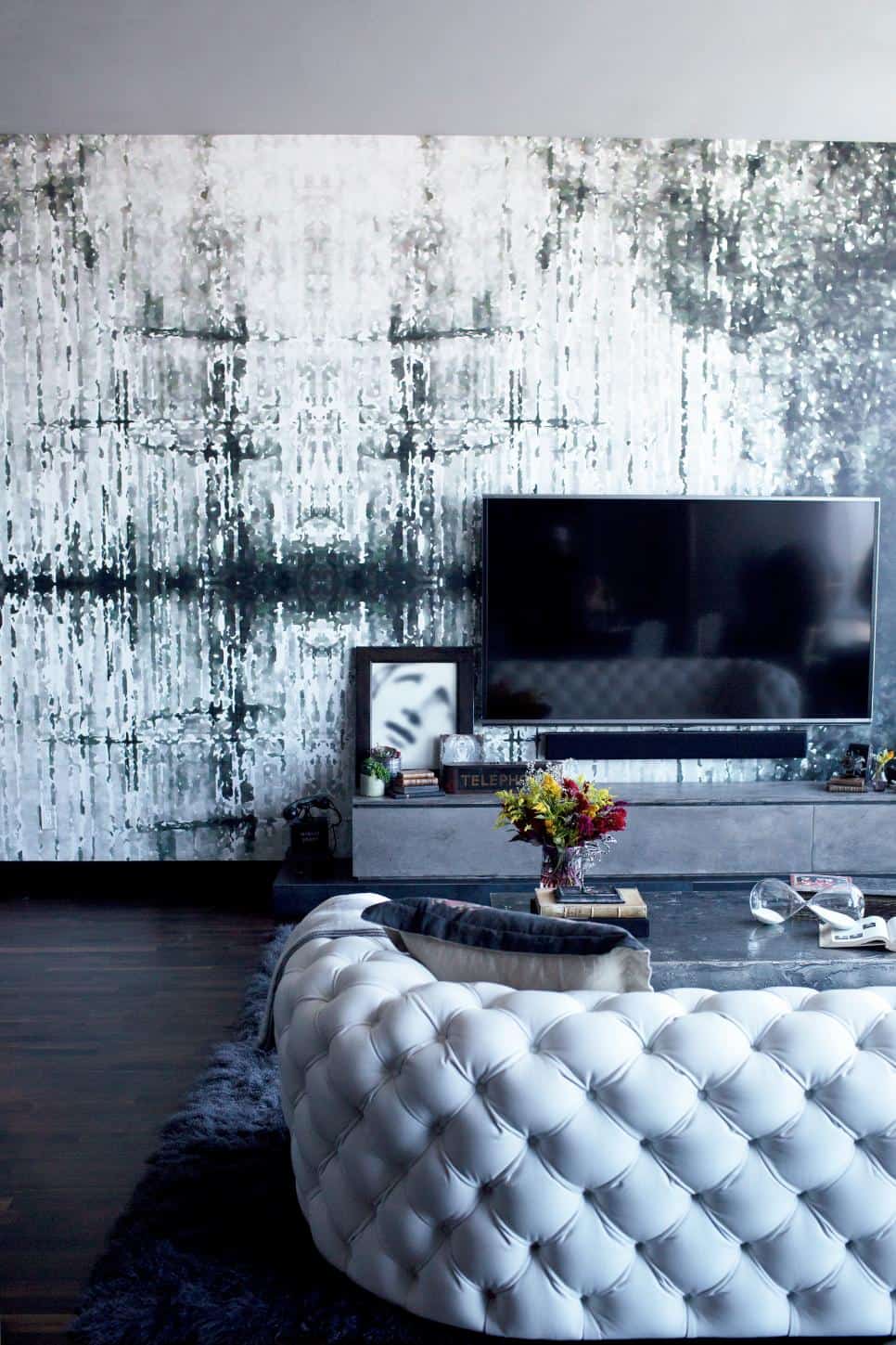 Living room with a feature wall by BAM Design Lab