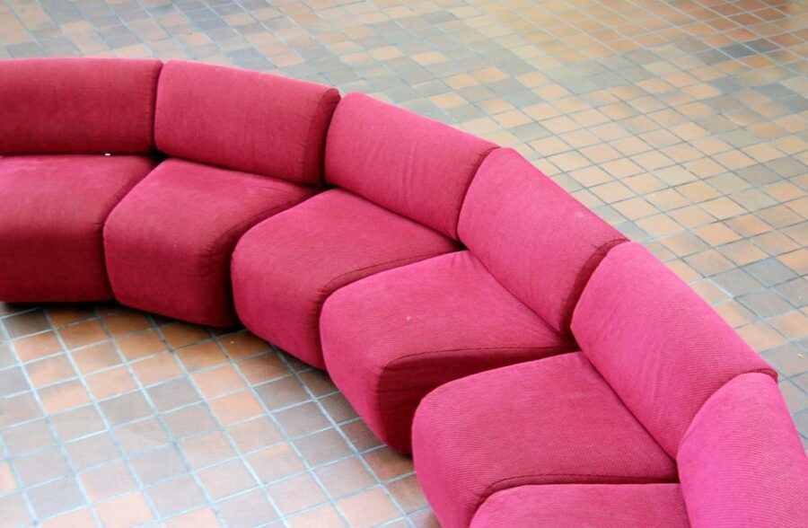 ghế sofa tiết diện cong 900x588 25 Ghế sofa văng cong: Tìm một chiếc ghế dài cong cho gia đình bạn