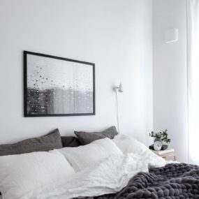 gray accented white bedroom 285x285 40 Gray Bedrooms Youll Be Dreaming About Tonight
