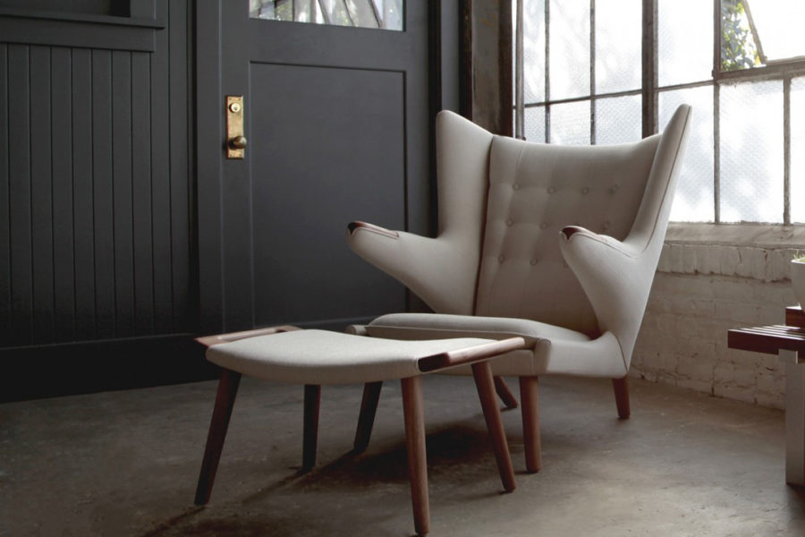 带有脚凳900x600的现代奶油阅读椅，这15张读椅将使您的角落变得更加舒适