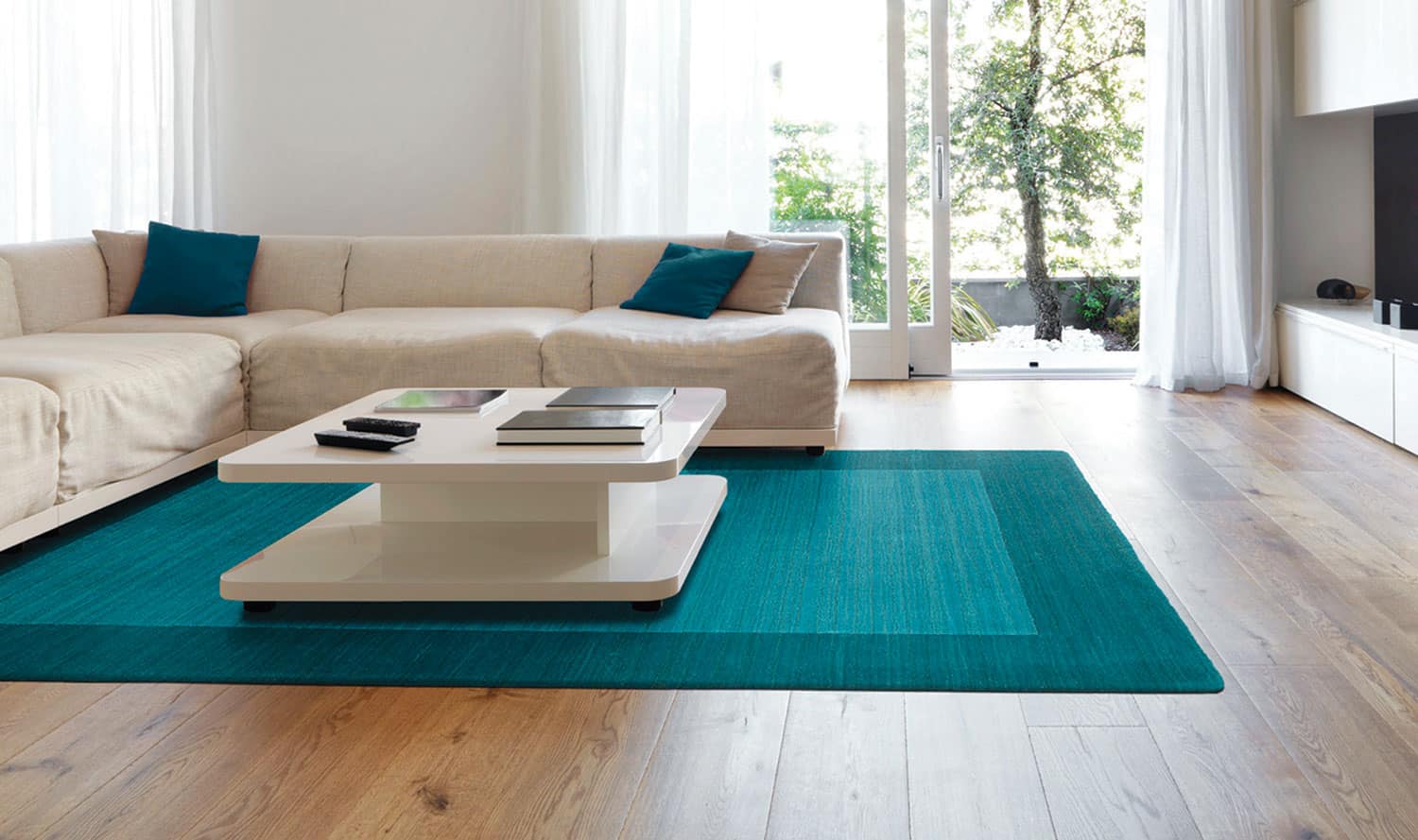 A statement rug doesn't have to have pattern instead you can choose a statement rug that is in a bold color.