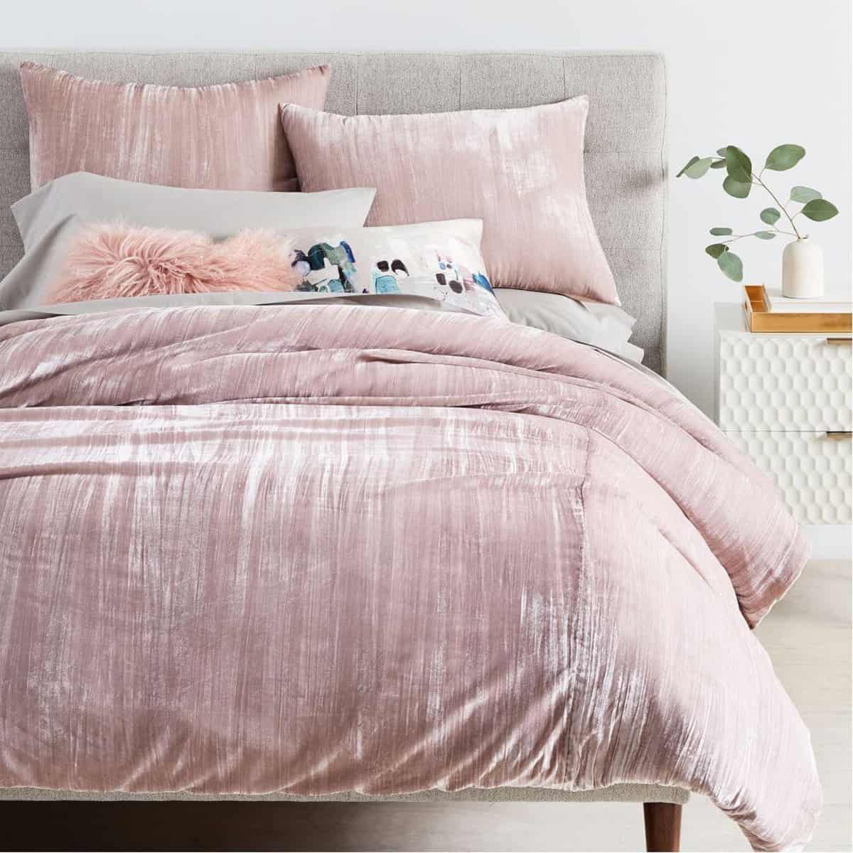 Its elegant, cozy and soft what more could anyone want from a bedding right?