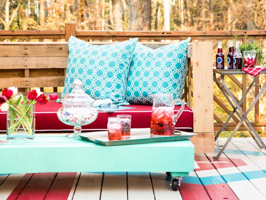 15 Pieces of Pallet Patio Furniture To Spark Your Outside Spring Decorating