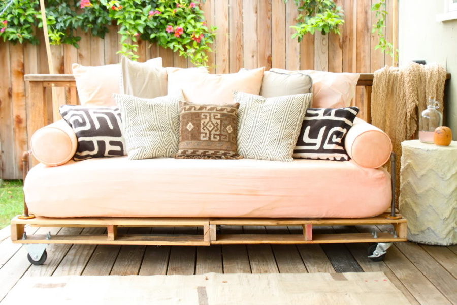 15 Pieces of Pallet Patio Furniture To Spark Your Outside Spring Decorating