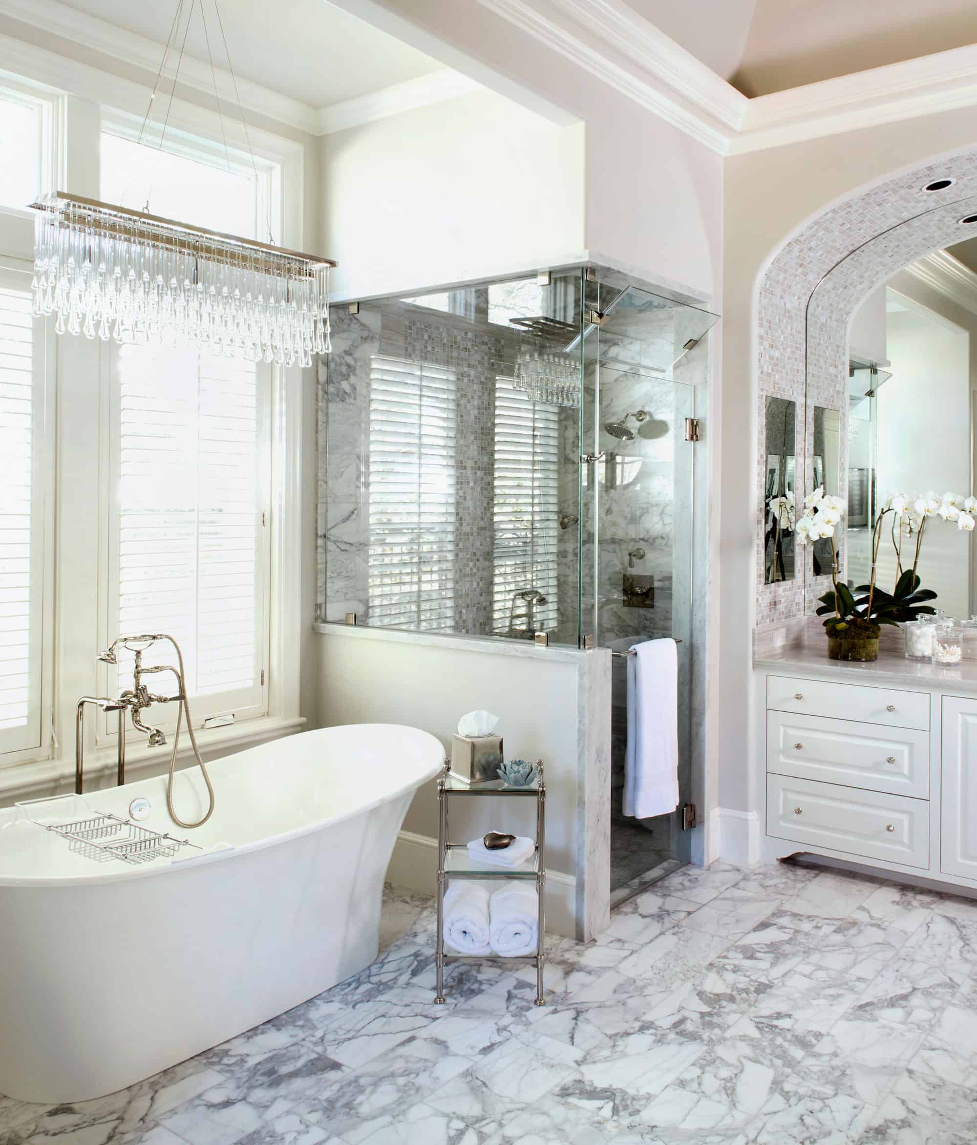 chic white bathroom - Белый дизайн ванной комнаты вдохновит вас на следующий ремонт