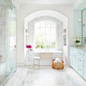 白色的浴室设计将激发您的下一次翻新