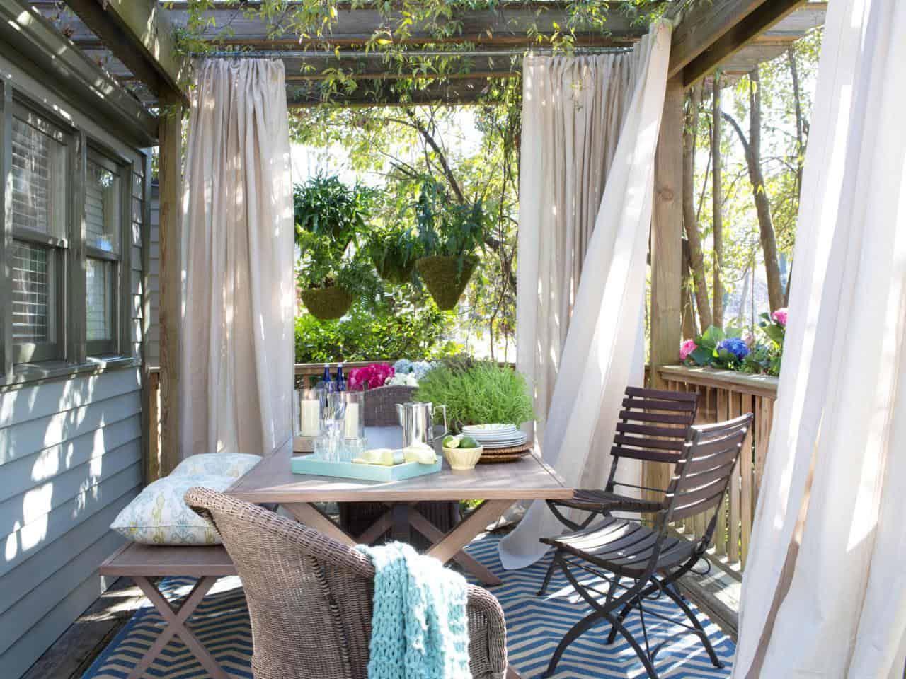 A rustic aesthetics has become a top contender when it comes to home decor even in the outdoor space.