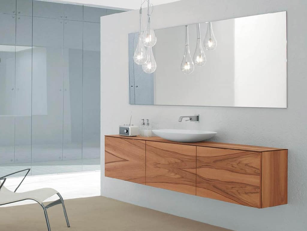 chic mirro above sink - Идеи раковины для ванной, которые оживят ваше пространство