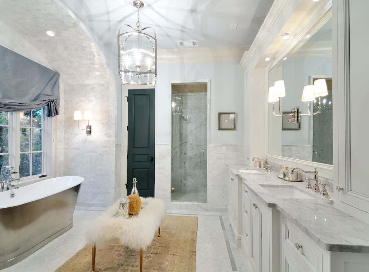master bathroom with cozy - Идеи модернизации ванной комнаты