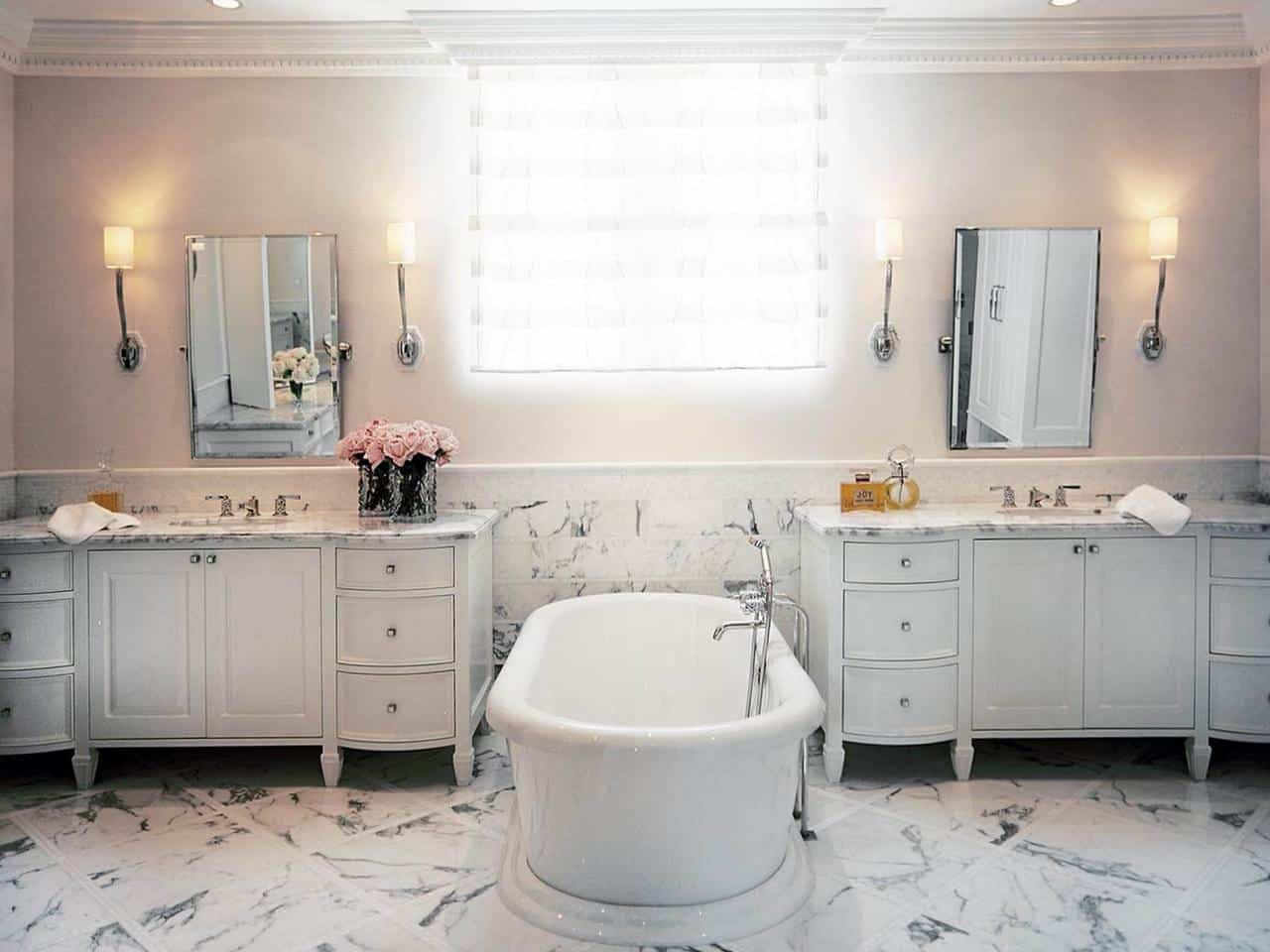 white bathroom with feminine touch - Белый дизайн ванной комнаты вдохновит вас на следующий ремонт