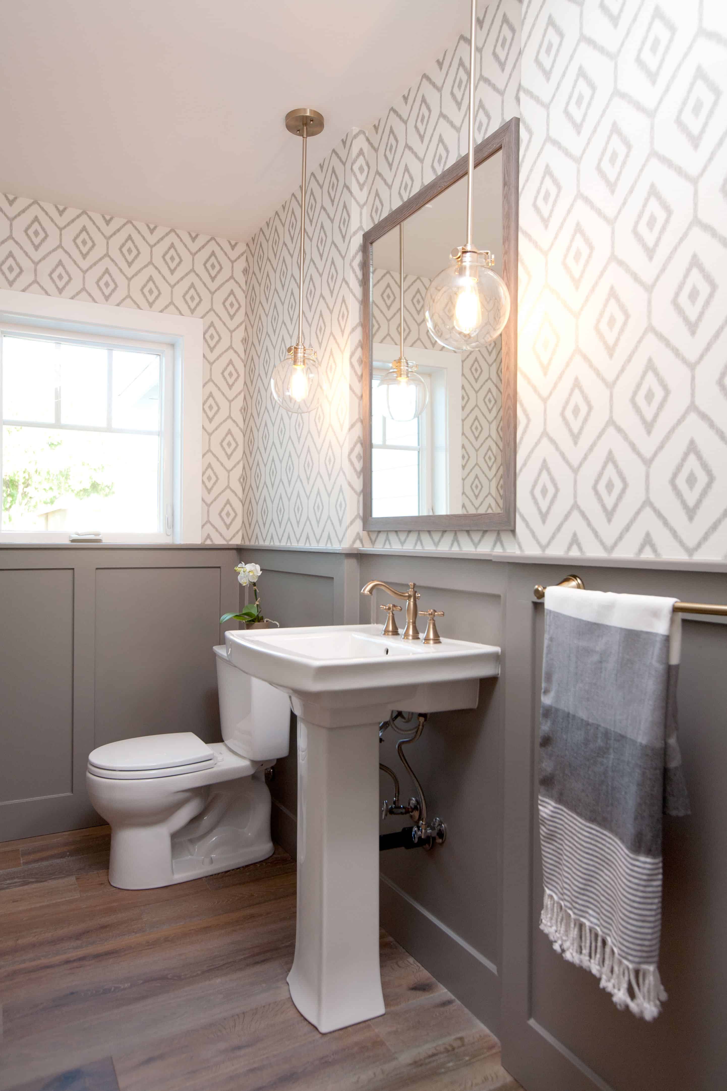gray wallpaper in bathroom - Тенденции серых ванных комнат, которые обязательно должны быть