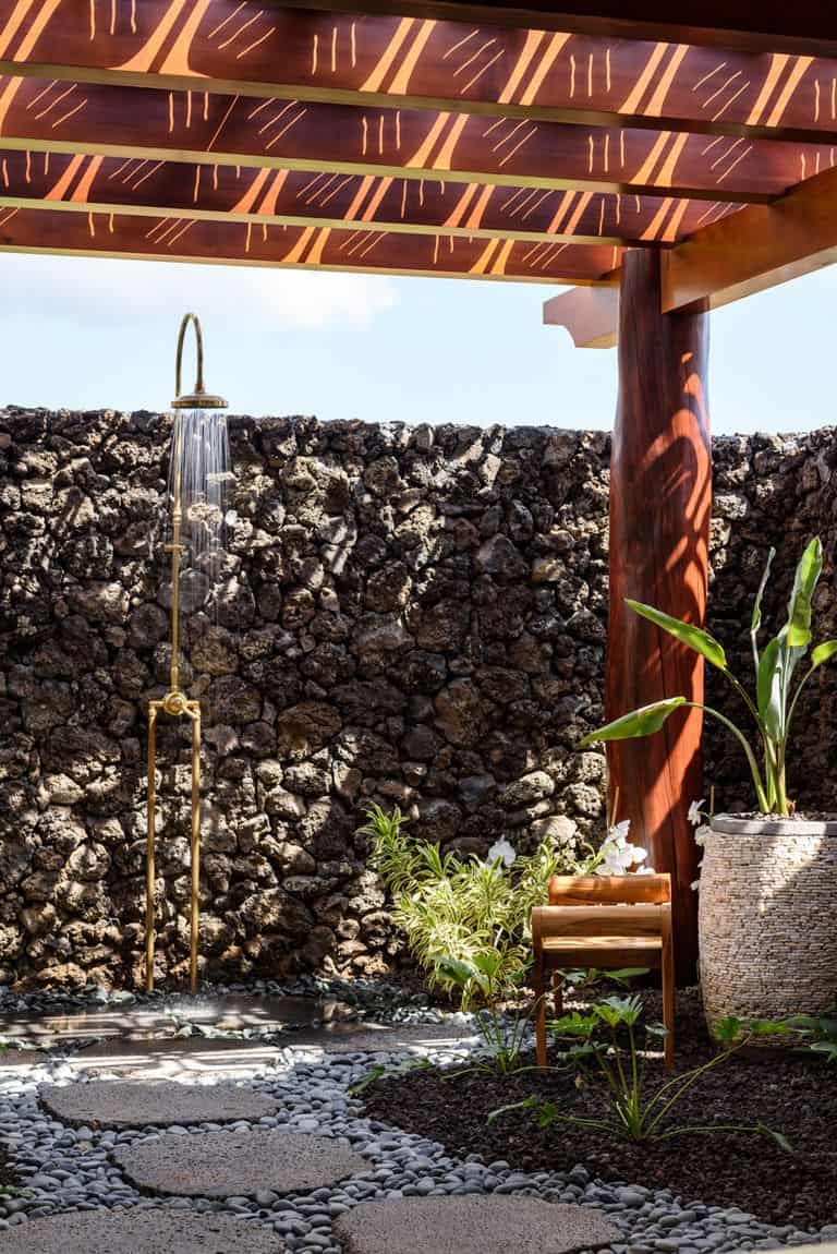 stone outdoor shower - Освежающие идеи для душа на открытом воздухе