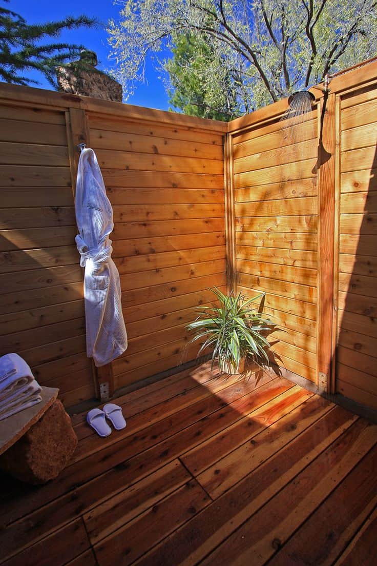 wooden outdoor shower - Освежающие идеи для душа на открытом воздухе