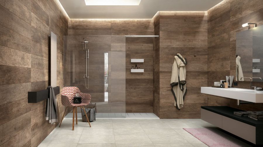 large wood tile spacious bathroom 900x506 - 15 ванных комнат, переоборудованных под 