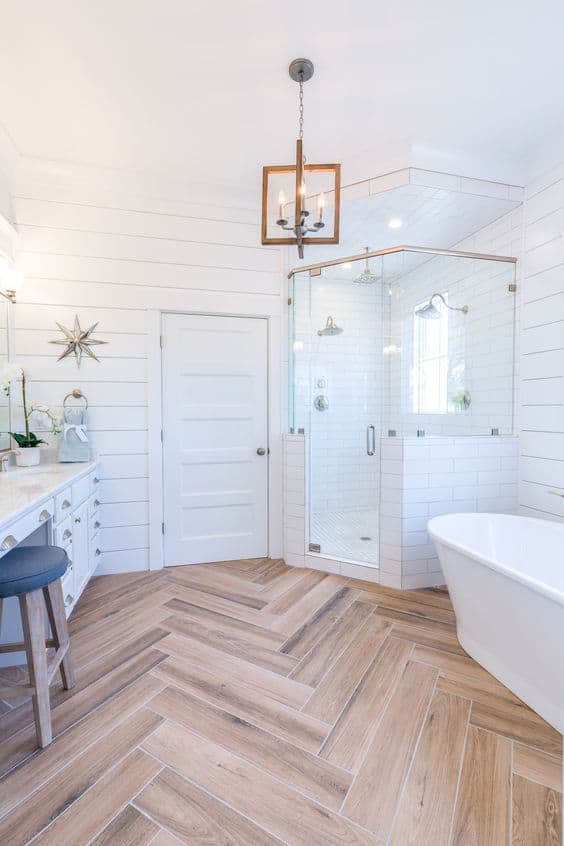 light herringbone wood tile bathroom - 15 ванных комнат, переоборудованных под "деревянную" плитку.