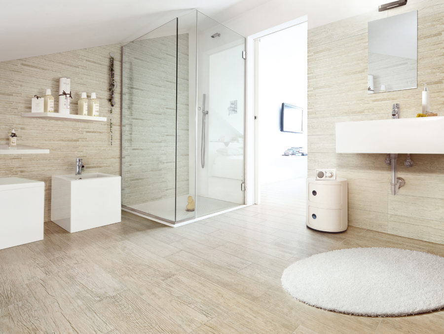light wood tile bathroom 900x677 - 15 ванных комнат, переоборудованных под 