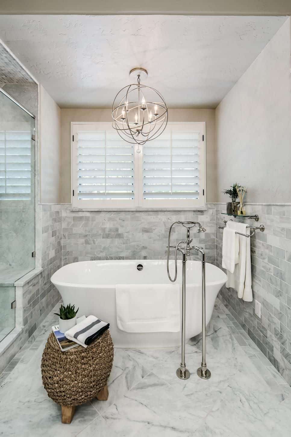sleek chandelier in the bathroom - Основы дизайна для мечтательной ванной комнаты