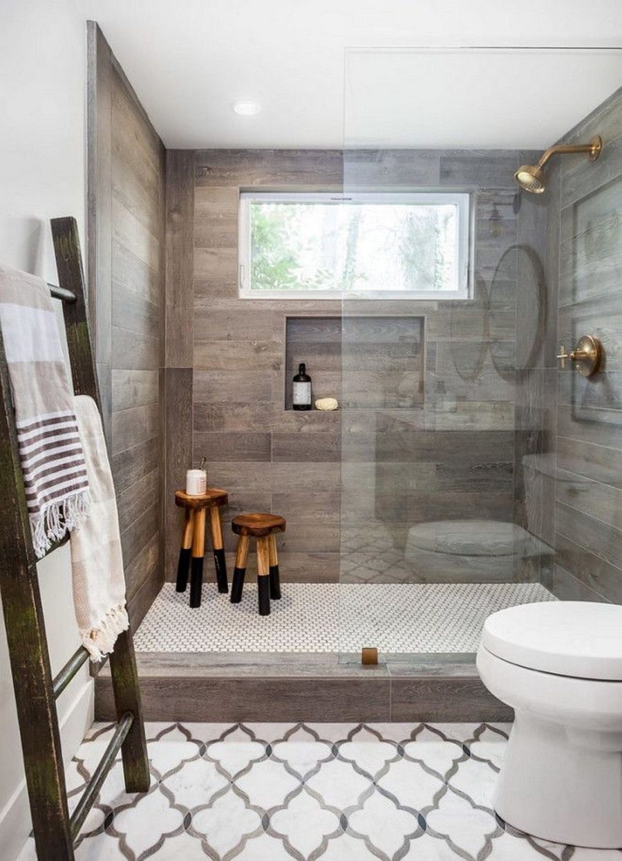 wood tile and trellis bathroom 900x1245 - 15 ванных комнат, переоборудованных под "деревянную" плитку.