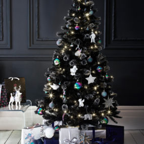黑色的圣诞树，使您的装饰带来大胆的转折