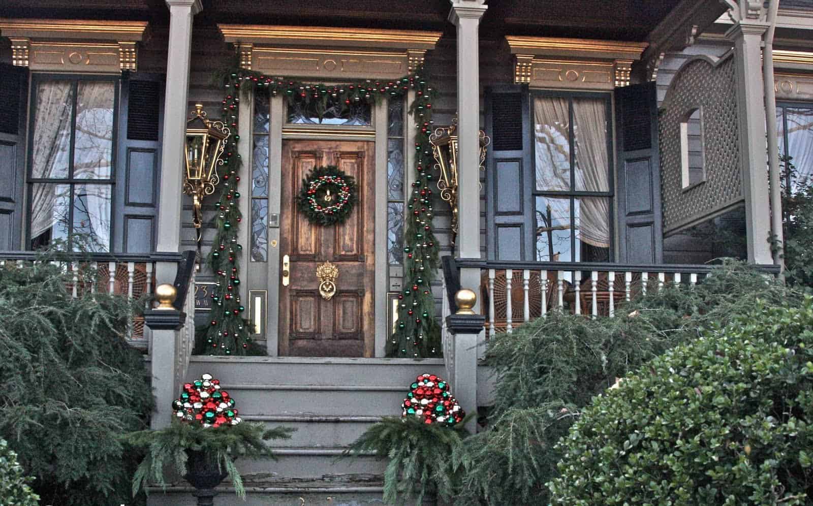 symmetrical porch 2 Cheerful Porch Decor That Scream Holiday Fun
