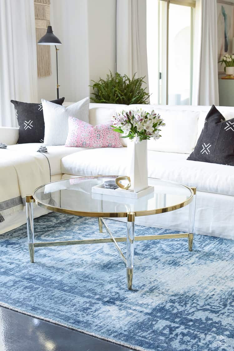 Coffee Table Ideas For Small Apartments, Round Coffee Table Decorative Accents