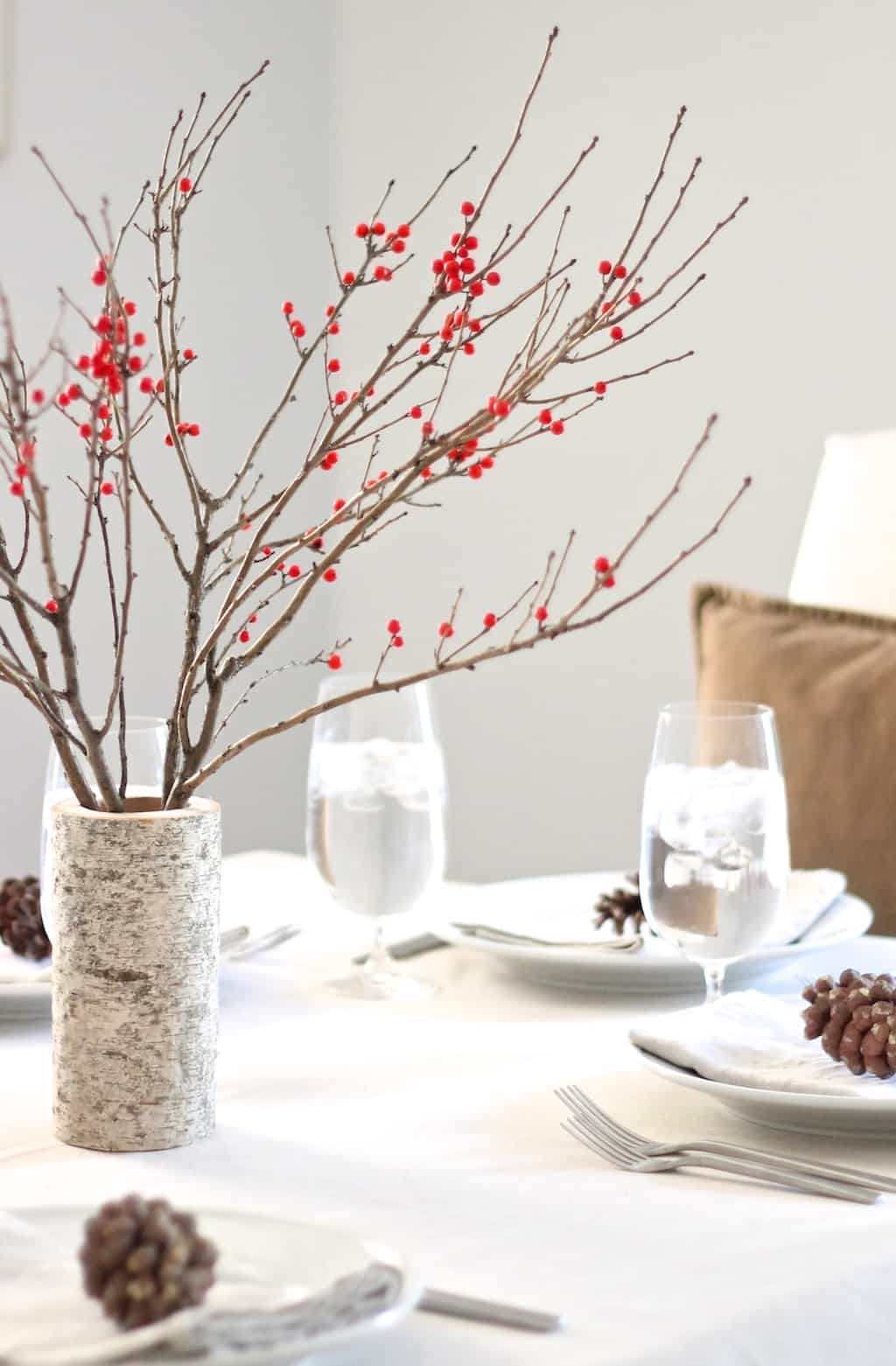 berries and branches Winter dining room center pieces that bring all the charm