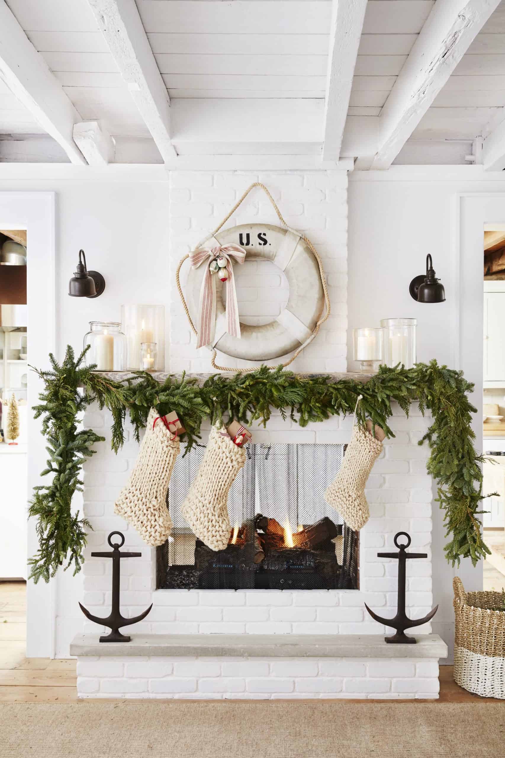 Fabulous Christmas Garland Ideas To Charm Your Guests Away