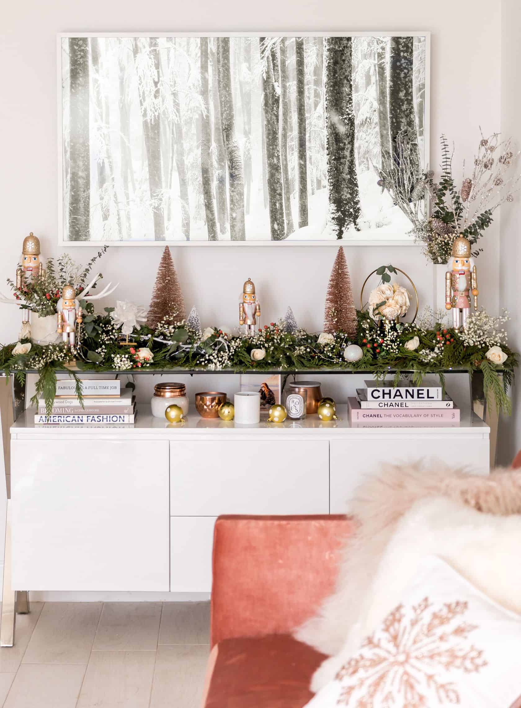Fabulous Christmas Garland Ideas To Charm Your Guests Away
