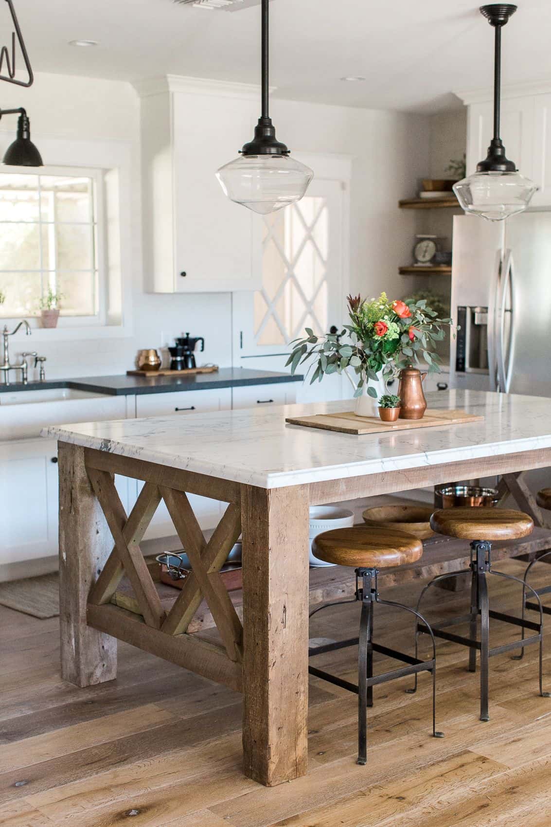 rustic kitchen witht able