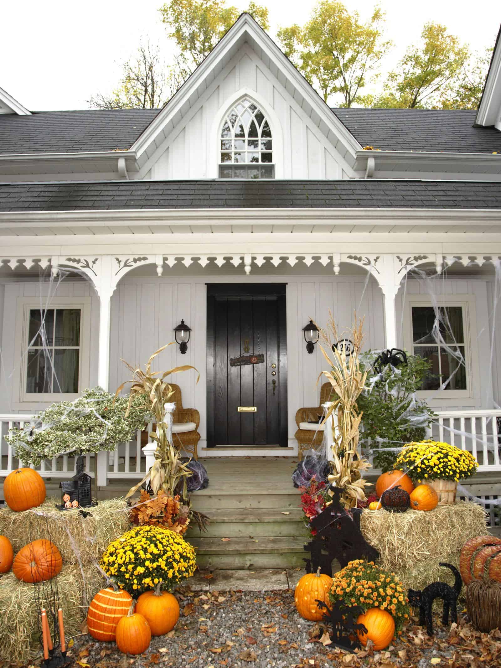 Halloween front porch décor that will make your neighbors jealous