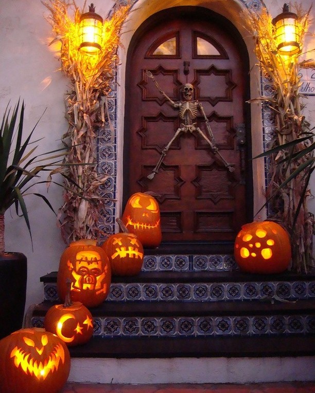 04-carved-pumpkin-staircase-to-door
