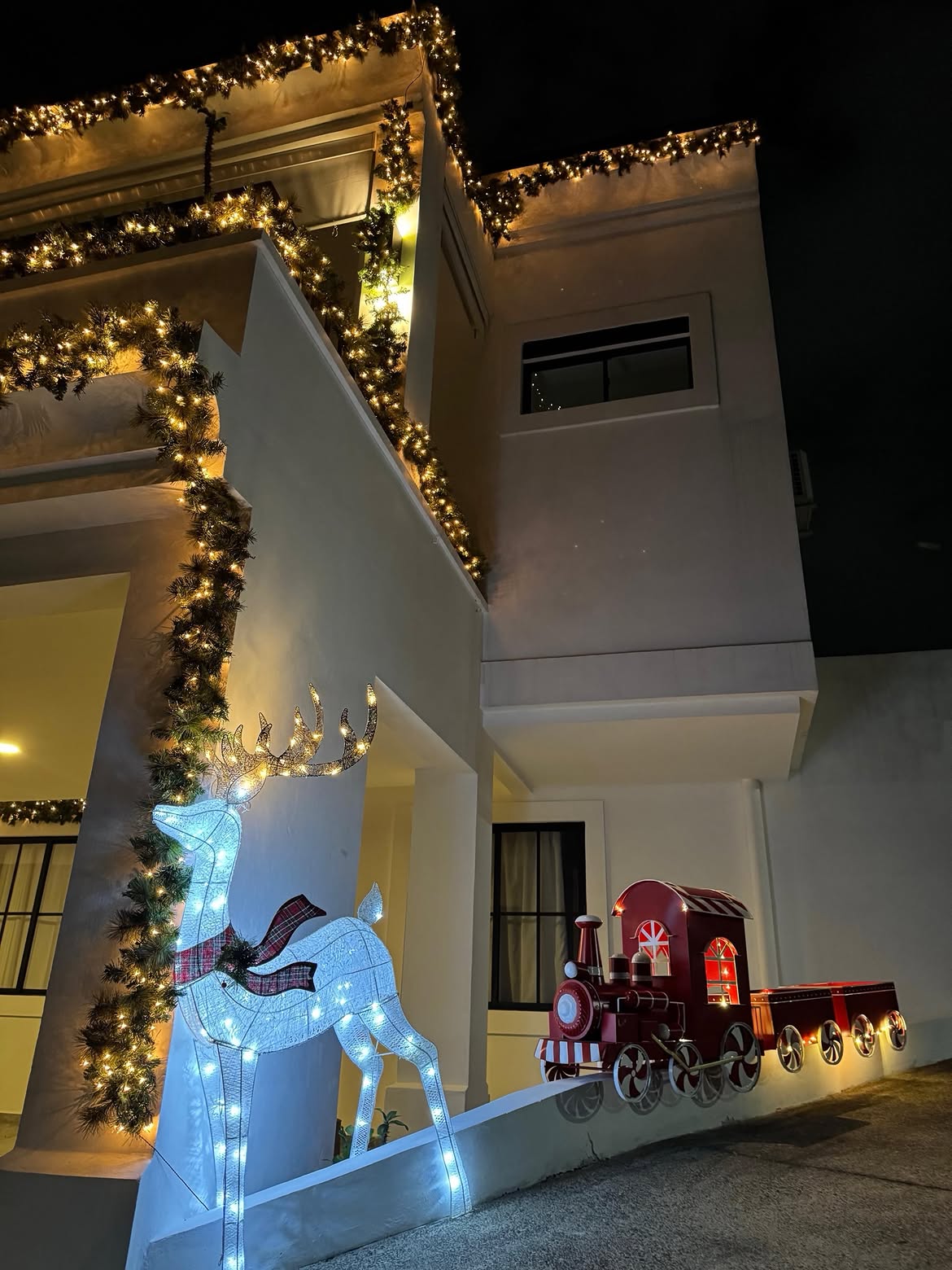 04-lit-deer-and-toy-train-front-yard-scene