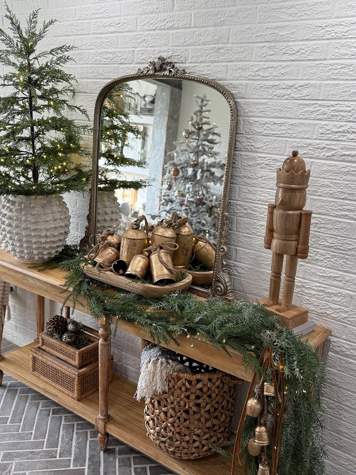06-narrow-entry-console-nutcracker-gold-bells